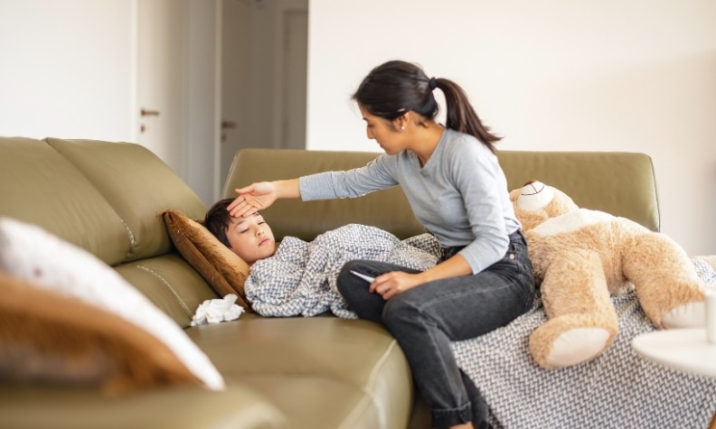 Khi con sốt mẹ nên làm gì? Đâu là cách làm tốt nhất?